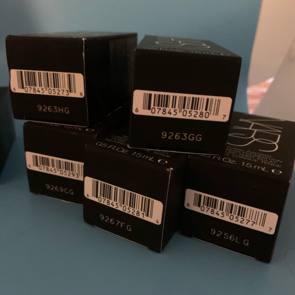 NARS Natural Radiant LongWear foundation 0.5oz - Picture 6 of 8